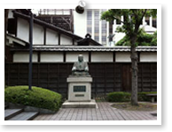 緒方洪庵像と適塾